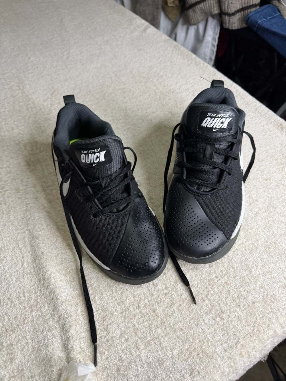 Nike Team Hustle Quick 2 Size 5.5 Black White Basketball Shoes